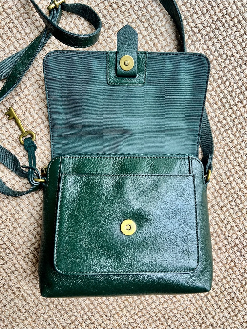 💚 Fossil Green Leather Suede Flap Crossbody Bag Brass Key Charm Adjustable Strap - Picture 6 of 10